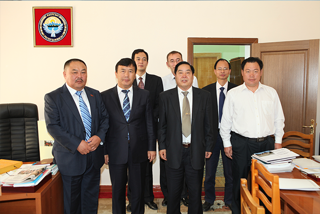 河南省商務廳廳長李清樹等領導赴吉爾吉斯斯坦共和國境外企業考察時與張金洲董事長合影