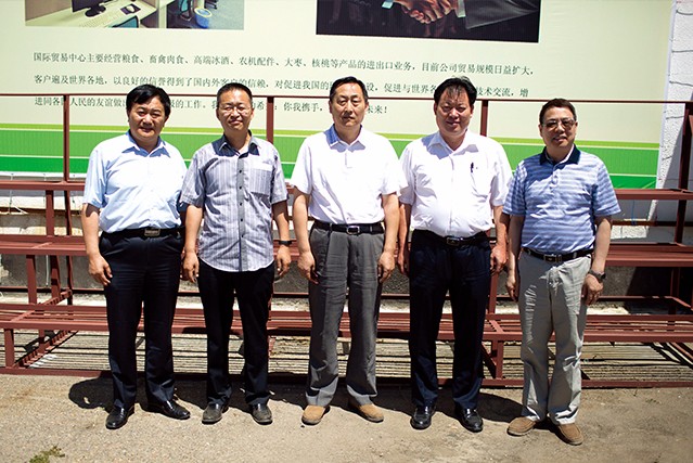 中央紀(jì)委駐商務(wù)部紀(jì)檢組組長(zhǎng)、黨組成員（副部級(jí)）王和民等領(lǐng)導(dǎo)考察亞洲之星時(shí)與張金洲董事長(zhǎng)合影