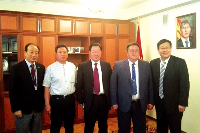 世界糧農組織首席代表島吉（左一）、國家農業部對外經濟合作中心主任楊易（右一）吉爾吉斯農業部部長阿以達拉立夫（右二）與張金洲董事長合影